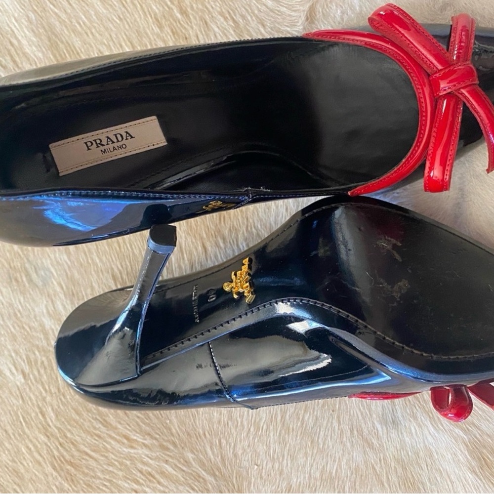 Gorgeous Prada Women's Glossy Black Heels with Red Bow. - Picture 6 of 6